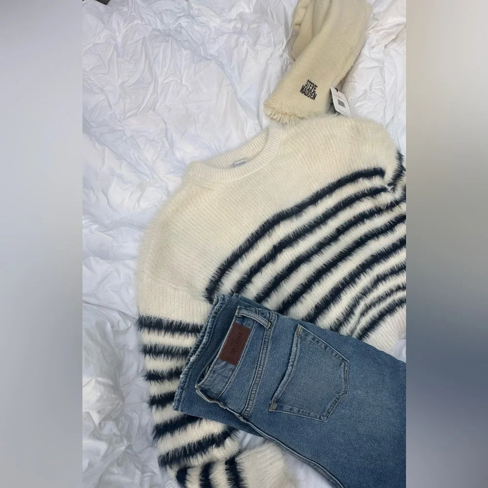 NWT Steve Madden OFF WHITE scarf